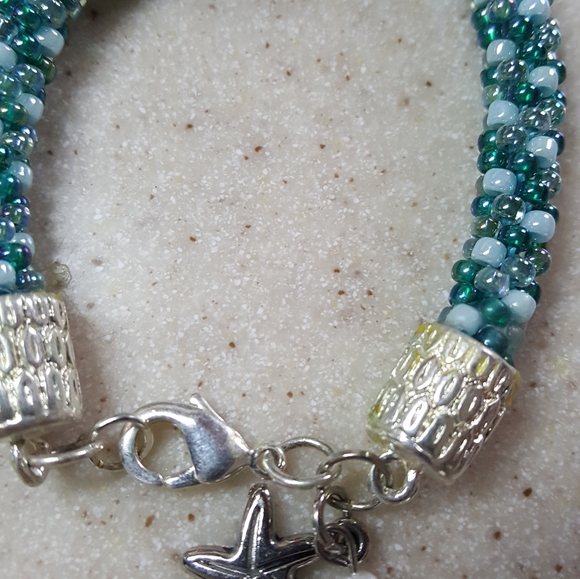 Beautiful beaded and crystal bracelet - Picture 6 of 8